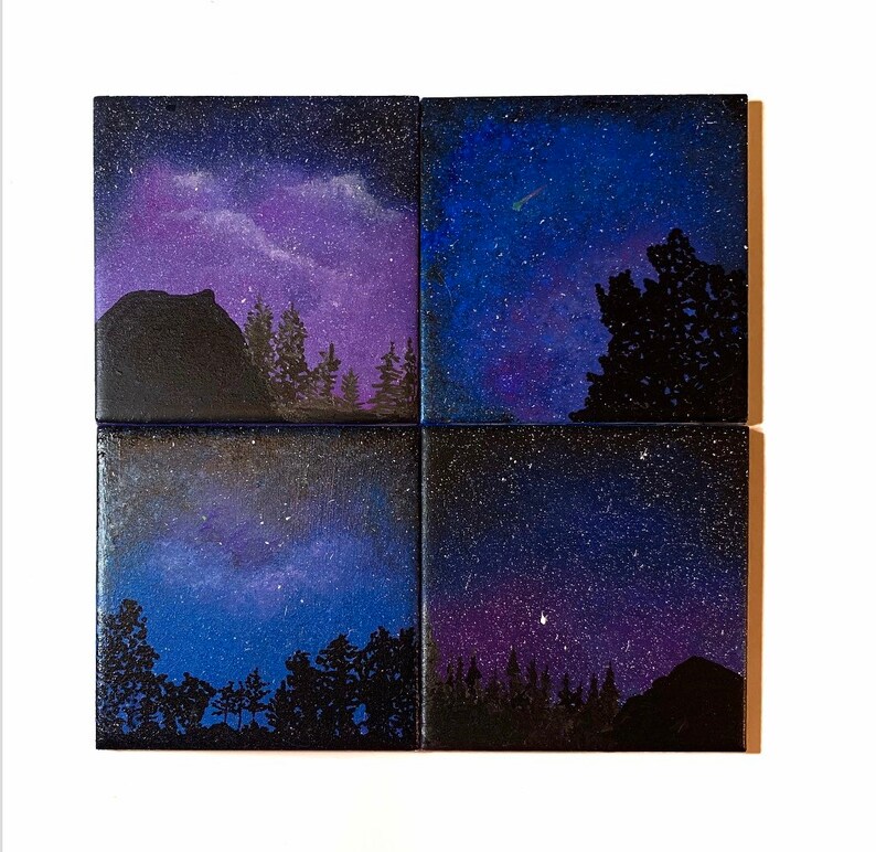Może przedstawiać: Cztery kwadratowe pł&oacute;tna z namalowanym na nich nocnym niebem. Każde pł&oacute;tno przedstawia inny widok nocnego nieba z gwiazdami i galaktyką. Niebo jest namalowane w odcieniach niebieskiego, fioletowego i czarnego. Pł&oacute;tna są ułożone w siatkę.