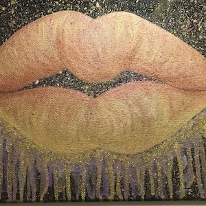 Pu&ograve; includere: Un primo piano di una tela dipinta in oro e rosa con un paio di labbra. Le labbra gocciolano di vernice dorata e viola, creando un effetto testurizzato.