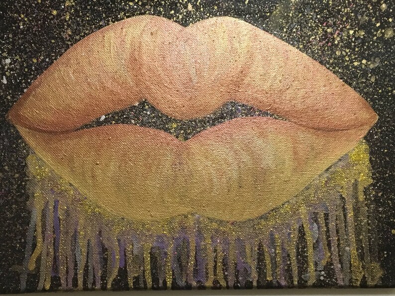 Pu&ograve; includere: Un primo piano di una tela dipinta in oro e rosa con un paio di labbra. Le labbra gocciolano di vernice dorata e viola, creando un effetto testurizzato.