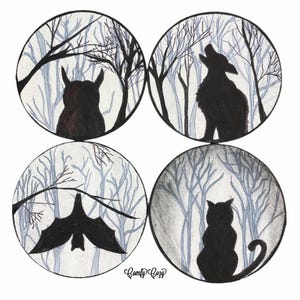 Pode incluir: Quatro ilustra&ccedil;&otilde;es circulares de animais da floresta. Uma coruja, um lobo uivando, um morcego e um gato s&atilde;o retratados em silhueta contra &aacute;rvores nuas. A obra de arte &eacute; em preto e branco com um toque de azul.