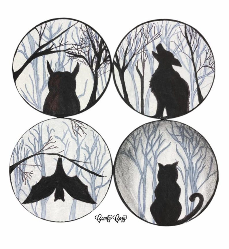 Pode incluir: Quatro ilustra&ccedil;&otilde;es circulares de animais da floresta. Uma coruja, um lobo uivando, um morcego e um gato s&atilde;o retratados em silhueta contra &aacute;rvores nuas. A obra de arte &eacute; em preto e branco com um toque de azul.