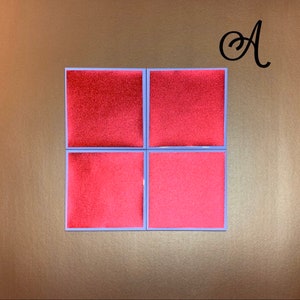 Peut inclure: Quatre carreaux carr&eacute;s avec une bordure violette claire et une surface rouge vif l&eacute;g&egrave;rement textur&eacute;e.