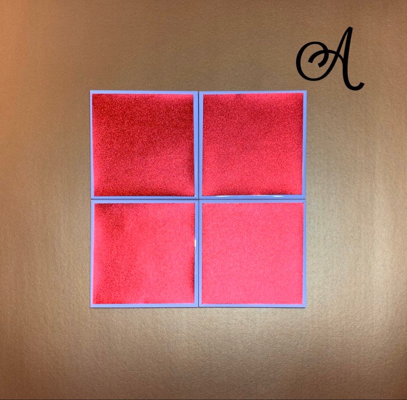 Peut inclure: Quatre carreaux carr&eacute;s avec une bordure violette claire et une surface rouge vif l&eacute;g&egrave;rement textur&eacute;e.