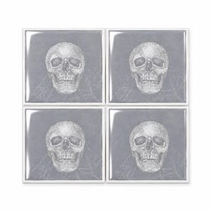 Peut inclure: Un ensemble de quatre dessous de verre carr&eacute;s, chacun pr&eacute;sentant une illustration au trait blanc d'un cr&acirc;ne humain centr&eacute;e sur un fond gris uni. Le motif du cr&acirc;ne est d&eacute;taill&eacute; avec des dents, des orbites et une cavit&eacute; nasale visibles.