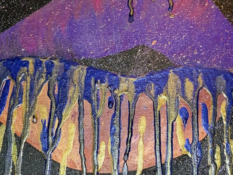 K&ouml;nnte beinhalten: Abstraktes Gem&auml;lde mit Tropfen von lila, blauer, goldener und silberner Farbe auf einer Leinwand. Die Farbe tropft vertikal auf die Leinwand.