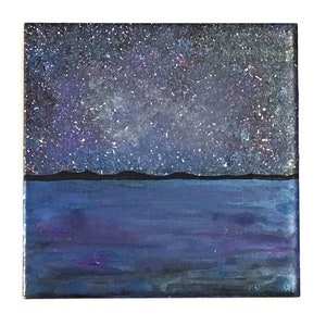 Puede incluir: Una pintura de un cielo nocturno estrellado sobre un cuerpo de agua azul oscuro. El cielo est&aacute; lleno de estrellas blancas y una d&eacute;bil v&iacute;a l&aacute;ctea. El agua es de un azul profundo con toques de p&uacute;rpura.