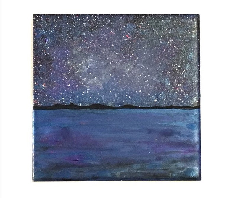 Puede incluir: Una pintura de un cielo nocturno estrellado sobre un cuerpo de agua azul oscuro. El cielo est&aacute; lleno de estrellas blancas y una d&eacute;bil v&iacute;a l&aacute;ctea. El agua es de un azul profundo con toques de p&uacute;rpura.