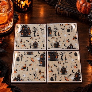Pu&ograve; includere: Un set di quattro sottobicchieri quadrati in ceramica con un motivo ripetuto di Halloween su sfondo color crema. Il design include illustrazioni di case infestate, streghe su manici di scopa, fantasmi, gatti neri e zucche.