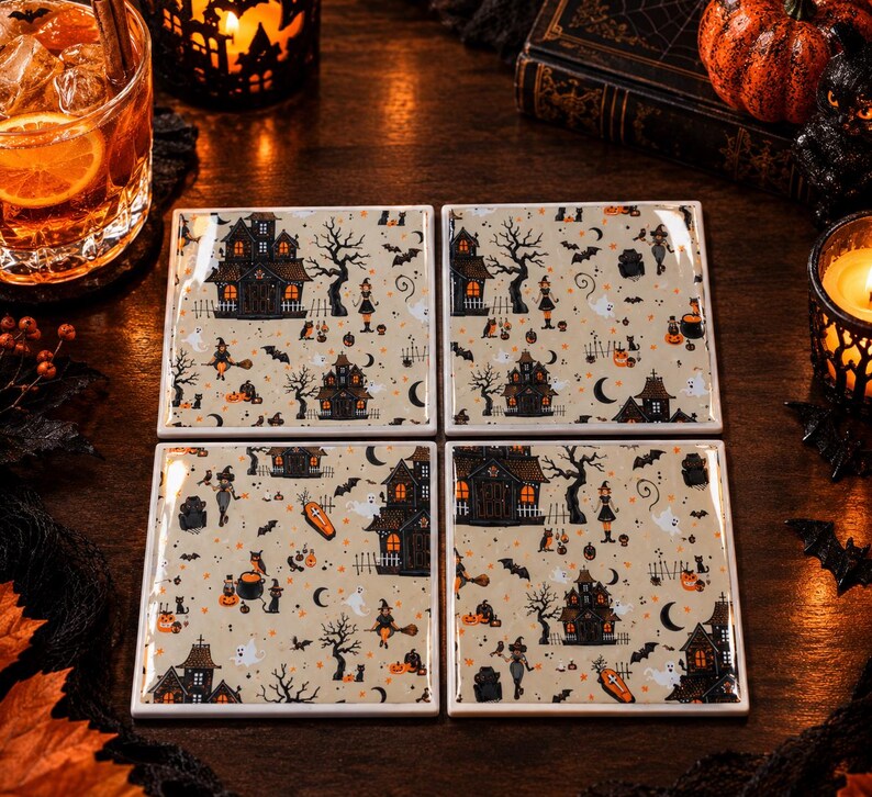 Pu&ograve; includere: Un set di quattro sottobicchieri quadrati in ceramica con un motivo ripetuto di Halloween su sfondo color crema. Il design include illustrazioni di case infestate, streghe su manici di scopa, fantasmi, gatti neri e zucche.