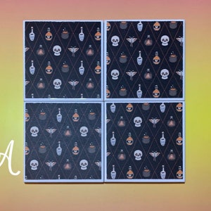 Puede incluir: Cuatro posavasos cuadrados con un patr&oacute;n tem&aacute;tico de Halloween. El dise&ntilde;o presenta calaveras, botellas de pociones y polillas sobre un fondo negro con una cuadr&iacute;cula de diamantes. Cada posavasos tiene un borde blanco.