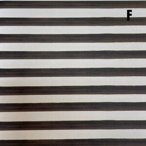 K&ouml;nnte beinhalten: Eine Stoff- oder Papieroberfl&auml;che mit einem sich wiederholenden Muster aus horizontalen dunkelbraunen Streifen, die sich mit cremewei&szlig;en Streifen abwechseln. Der Buchstabe F ist in Schwarz in der oberen rechten Ecke des Streifenmusters aufgedruckt.