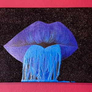 K&ouml;nnte beinhalten: Eine Nahaufnahme eines Gem&auml;ldes, das ein Paar blaue Lippen mit tropfender blauer Farbe auf einem schwarzen Glitzerhintergrund zeigt.