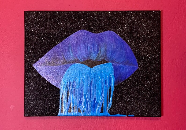 K&ouml;nnte beinhalten: Eine Nahaufnahme eines Gem&auml;ldes, das ein Paar blaue Lippen mit tropfender blauer Farbe auf einem schwarzen Glitzerhintergrund zeigt.