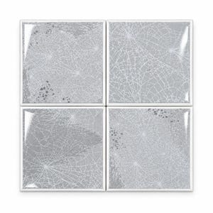 Peut inclure: Un ensemble de quatre carreaux de c&eacute;ramique carr&eacute;s dispos&eacute;s en grille, chacun pr&eacute;sentant une surface gris clair brillante avec un motif de toile d'araign&eacute;e blanc et des &eacute;claboussures de peinture gris fonc&eacute;, bord&eacute;s d'un contour blanc net.
