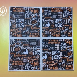 Pu&ograve; includere: Un set di quattro sottobicchieri quadrati in ceramica con sfondo nero e grafiche e testi a tema Halloween in arancione e bianco, tra cui frasi come Happy Halloween, Hocus Pocus, R.I.P. e icone come fantasmi e zucche.