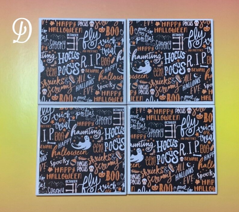 Pu&ograve; includere: Un set di quattro sottobicchieri quadrati in ceramica con sfondo nero e grafiche e testi a tema Halloween in arancione e bianco, tra cui frasi come Happy Halloween, Hocus Pocus, R.I.P. e icone come fantasmi e zucche.