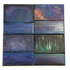 Puede incluir: Seis peque&ntilde;as pinturas sobre lienzo que representan diferentes escenas de cielo nocturno con un horizonte de agua azul oscuro. Las escenas incluyen un cielo estrellado, una galaxia, una nebulosa y la aurora boreal.