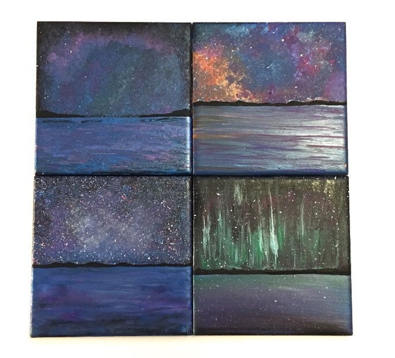 Puede incluir: Seis peque&ntilde;as pinturas sobre lienzo que representan diferentes escenas de cielo nocturno con un horizonte de agua azul oscuro. Las escenas incluyen un cielo estrellado, una galaxia, una nebulosa y la aurora boreal.