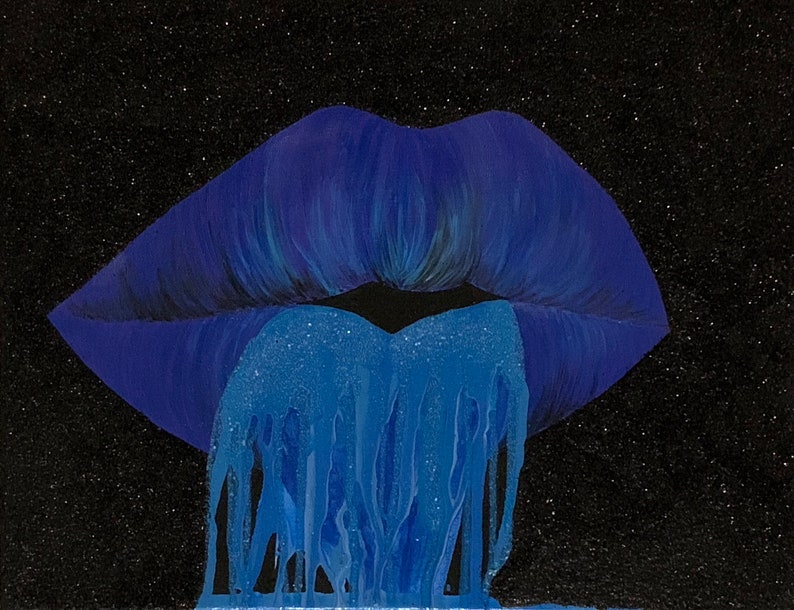 K&ouml;nnte beinhalten: Nahaufnahme einer blauen, bemalten Lippe, von der blaue Farbe nach unten tropft, vor einem schwarzen Hintergrund mit Glitzer.