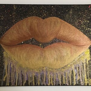 Pu&ograve; includere: Un primo piano di un dipinto di un paio di labbra con uno schema di colori oro e marrone. Le labbra gocciolano di glitter dorato e viola su uno sfondo nero.