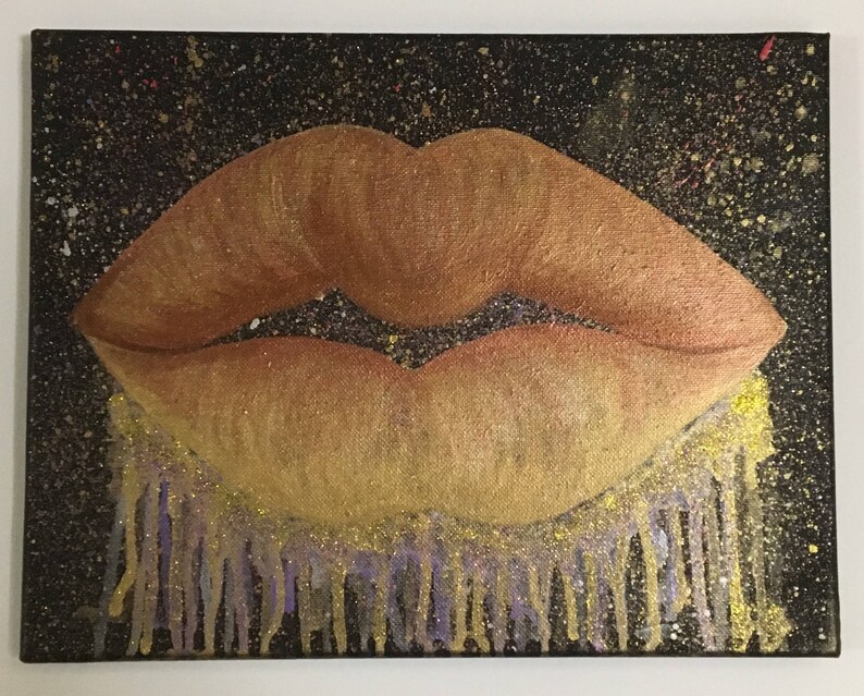 Pu&ograve; includere: Un primo piano di un dipinto di un paio di labbra con uno schema di colori oro e marrone. Le labbra gocciolano di glitter dorato e viola su uno sfondo nero.