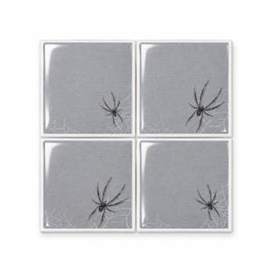 Peut inclure: Un ensemble de quatre dessous de verre carr&eacute;s avec un fond gris clair. Chaque dessous de verre pr&eacute;sente une illustration d'araign&eacute;e noire et un motif de toile d'araign&eacute;e blanche dans le coin. Finition brillante et bordure blanche.