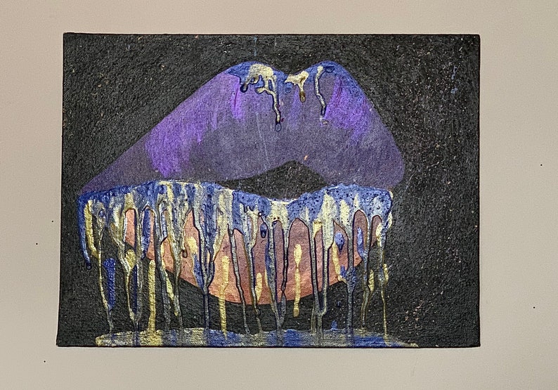 K&ouml;nnte beinhalten: Ein abstraktes Gem&auml;lde einer tropfenden Lippe in Lila und Gold auf schwarzem Hintergrund.
