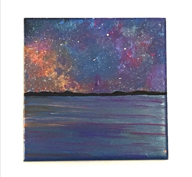 Puede incluir: Una pintura de un cielo nocturno estrellado sobre un cuerpo de agua azul oscuro. El cielo est&aacute; lleno de estrellas blancas y una nube giratoria de naranja, rosa y morado.