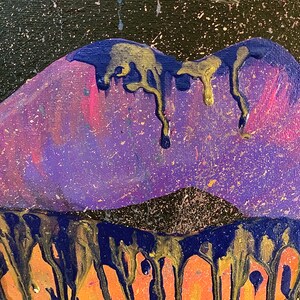 K&ouml;nnte beinhalten: Abstrakte Malerei einer violetten und goldenen tropfenden Lippe auf schwarzem Hintergrund mit goldenem Glitzer.