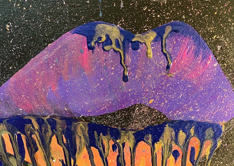 K&ouml;nnte beinhalten: Abstrakte Malerei einer violetten und goldenen tropfenden Lippe auf schwarzem Hintergrund mit goldenem Glitzer.