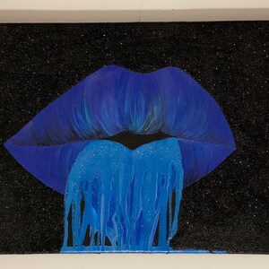 K&ouml;nnte beinhalten: Ein blaues Glitzerlippen-Gem&auml;lde auf einer schwarzen Leinwand. Die Lippen tropfen mit blauer Glitzerfarbe.