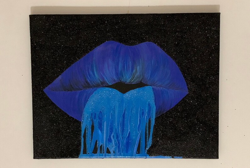 K&ouml;nnte beinhalten: Ein blaues Glitzerlippen-Gem&auml;lde auf einer schwarzen Leinwand. Die Lippen tropfen mit blauer Glitzerfarbe.
