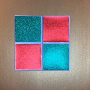 Peut inclure: Quatre carreaux carr&eacute;s avec une surface scintillante. Deux carreaux sont vert turquoise et deux carreaux sont rose corail.