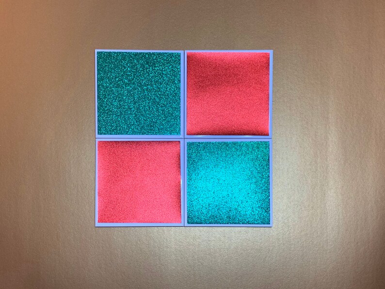 Peut inclure: Quatre carreaux carr&eacute;s avec une surface scintillante. Deux carreaux sont vert turquoise et deux carreaux sont rose corail.