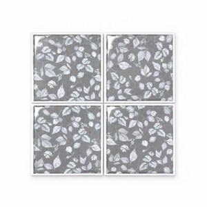 Peut inclure: Un ensemble de quatre dessous de verre carr&eacute;s dispos&eacute;s en grille, chacun pr&eacute;sentant un fond gris fonc&eacute; avec un motif r&eacute;p&eacute;titif de feuilles botaniques et de petits bourgeons gris clair et blancs, le tout encadr&eacute; par un fin bord blanc.