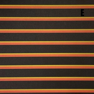 K&ouml;nnte beinhalten: Eine gemusterte Oberfl&auml;che mit sich wiederholenden horizontalen Streifen in Schwarz, Orange und Gelb. Das Design besteht aus breiten schwarzen B&auml;ndern, die durch d&uuml;nnere orange und gelbe Linien getrennt sind. Der Gro&szlig;buchstabe E ist oben rechts zu sehen.