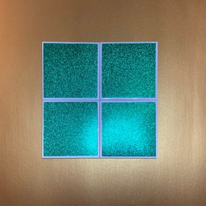 Peut inclure: Quatre sous-verres carr&eacute;s en paillettes turquoise avec des bordures blanches.