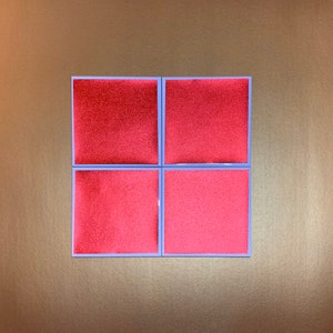 Peut inclure: Quatre carreaux carr&eacute;s rouges avec une bordure bleu clair. Les carreaux sont dispos&eacute;s en grille 2x2.