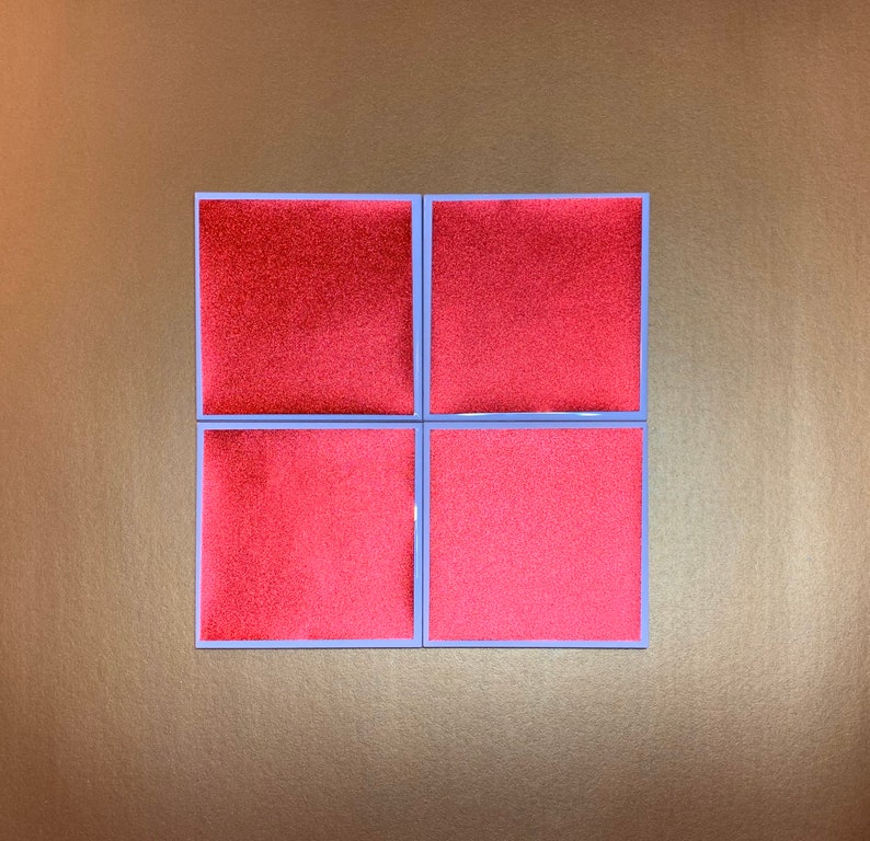 Peut inclure: Quatre carreaux carr&eacute;s rouges avec une bordure bleu clair. Les carreaux sont dispos&eacute;s en grille 2x2.