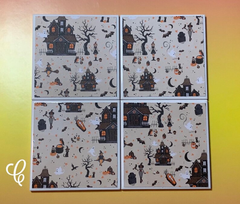 Pu&ograve; includere: Un set di quattro sottobicchieri quadrati in ceramica con un motivo ripetuto di Halloween su sfondo beige. Il design include case infestate nere, zucche arancioni, fantasmi bianchi, streghe volanti su manici di scopa, pipistrelli e bare.