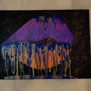 K&ouml;nnte beinhalten: Abstrakte Malerei einer tropfenden Lippe in Lila und Blau auf schwarzem Hintergrund mit goldenem Glitzer.