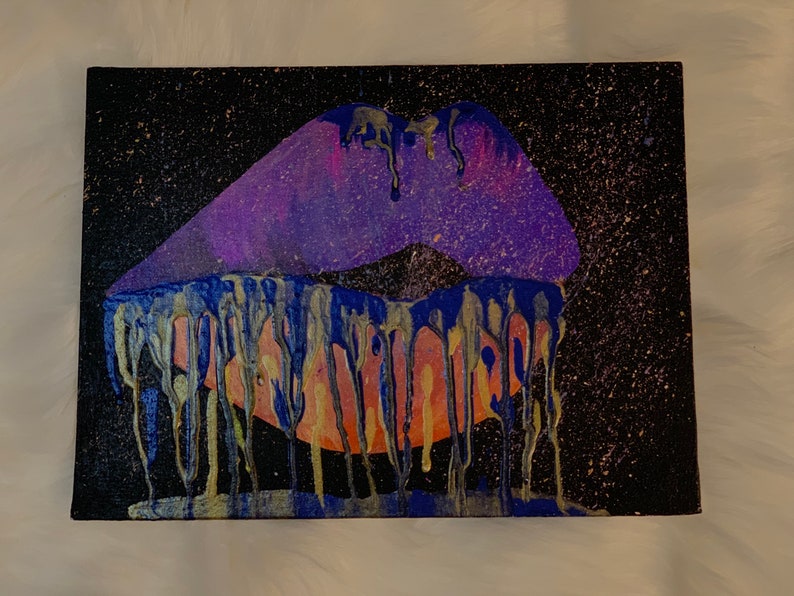 K&ouml;nnte beinhalten: Abstrakte Malerei einer tropfenden Lippe in Lila und Blau auf schwarzem Hintergrund mit goldenem Glitzer.