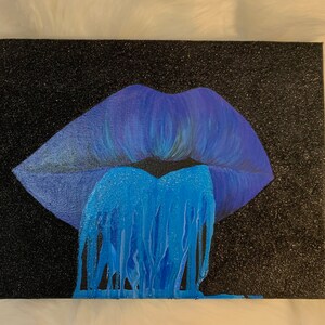 K&ouml;nnte beinhalten: Eine blaue und violette gemalte Lippe mit blauer Farbe, die auf einem schwarzen Glitzerhintergrund heruntertropft.