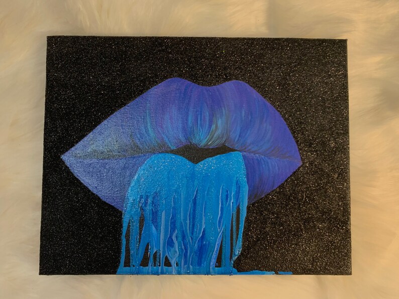 K&ouml;nnte beinhalten: Eine blaue und violette gemalte Lippe mit blauer Farbe, die auf einem schwarzen Glitzerhintergrund heruntertropft.