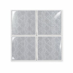 Peut inclure: Un ensemble de quatre carreaux de c&eacute;ramique carr&eacute;s dispos&eacute;s en une grille de deux par deux. Chaque carreau pr&eacute;sente une finition brillante avec un motif peau de serpent gris clair et blanc. Les carreaux ont une bordure blanche nette.