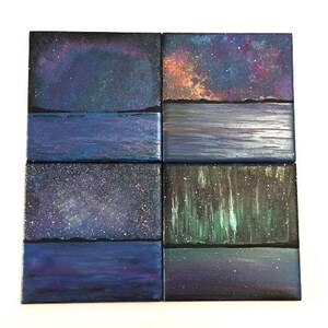 Puede incluir: Seis peque&ntilde;os lienzos cuadrados con escenas pintadas de noches estrelladas y agua. Cada lienzo est&aacute; dividido en dos, con la mitad superior que representa un cielo estrellado diferente y la mitad inferior que representa una masa de agua azul oscuro.