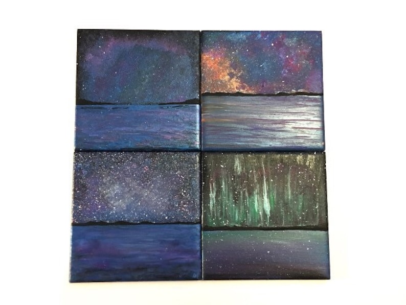 Puede incluir: Seis peque&ntilde;os lienzos cuadrados con escenas pintadas de noches estrelladas y agua. Cada lienzo est&aacute; dividido en dos, con la mitad superior que representa un cielo estrellado diferente y la mitad inferior que representa una masa de agua azul oscuro.