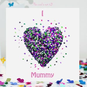 Biglietto d'auguri con cuore a farfalla e scritta "Amo la mamma"