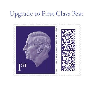 Peut inclure: Un timbre-poste violet représentant le profil du roi Charles III. Le timbre porte l'inscription "1ST" en blanc et un code-barres. Les mots "Upgrade to First Class Post" sont imprimés au-dessus du timbre.