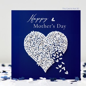 Tarjeta para el Día de la Madre con forma de corazón y mariposa blanca sobre un fondo azul intenso (no 3D)